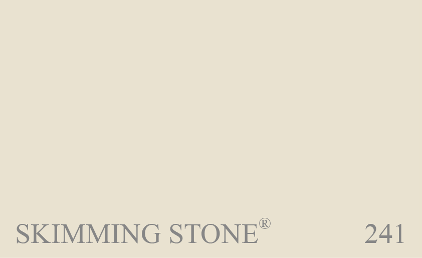 Couleur 241 Skimming Stone : Blanc cassé très polyvalent, sans la nuance verte ou jaune. « Skimming » se réfère à l’usage qu’on en faisait à l’origine comme couleur blanc écrémé (« skim » en anglais) ou lait de chaux, au XIXe siècle. Aujourd’hui, tout aussi utile comme blanc passe-partout.