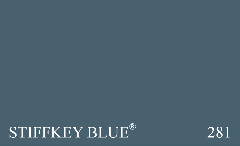 Couleur Peinture Farrow & Ball 281 Stiffkey Blue : Ce bleu rappelle la couleur extraordinaire de la boue que l’on peut trouver sur la plage de Stiffkey, dans le Norfolk. Une alternative d’un bleu légèrement intense pouvant être utilisée à la place de Down Pipe.
